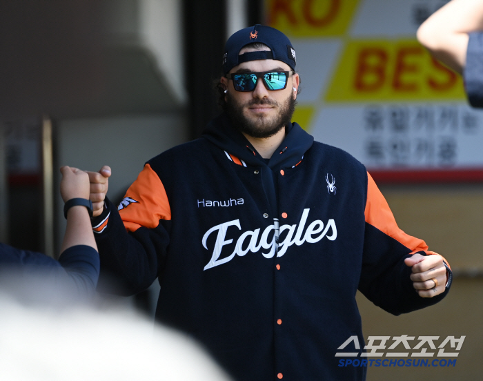9 consecutive wins for the first time in 20 years & 1st place ace alone...7G 5 wins and 61K Ponce selects Hanwha's first monthly MVP as a foreign pitcher 