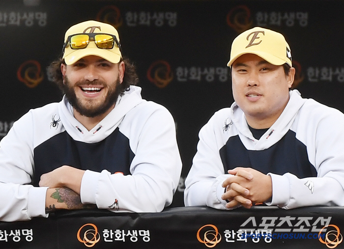 9 consecutive wins for the first time in 20 years & 1st place ace alone...7G 5 wins and 61K Ponce selects Hanwha's first monthly MVP as a foreign pitcher 