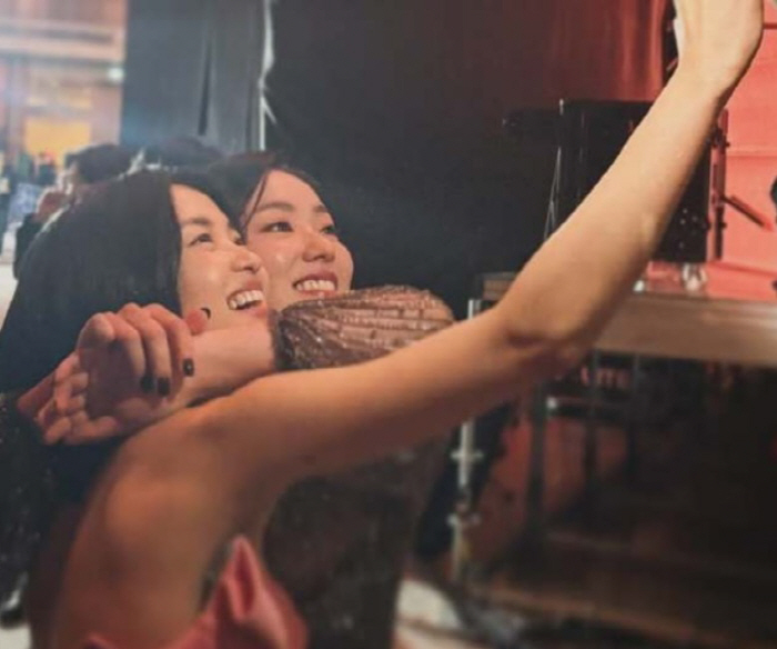 Congratulations, I love you, Kim Tae-ri. Jeon Yeo-bin, who congratulated her on winning the award, revealed her best friend chemistry behind the stage