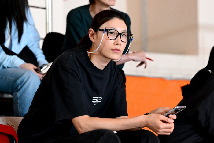 Helping to issue supervisory visas and observing foreigners' tryouts...The second act of the Emperor of Volleyball has begun