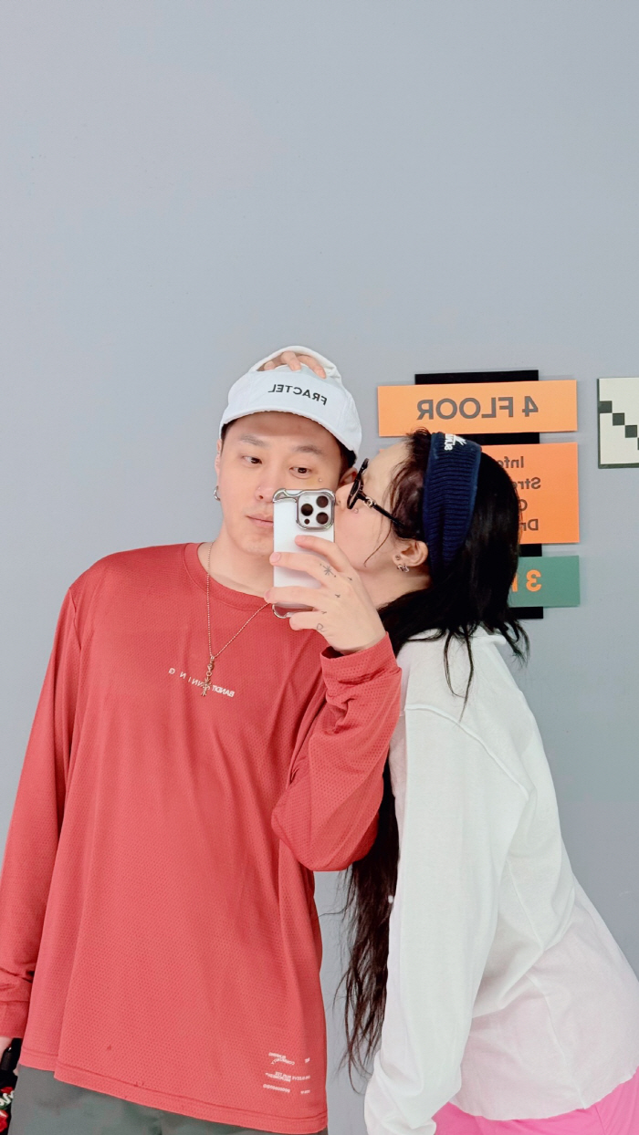 Hyun-ah ♥ Yong-jun-hyung, sweet cheek kiss. Newlywed in 7 months busy with daily dates