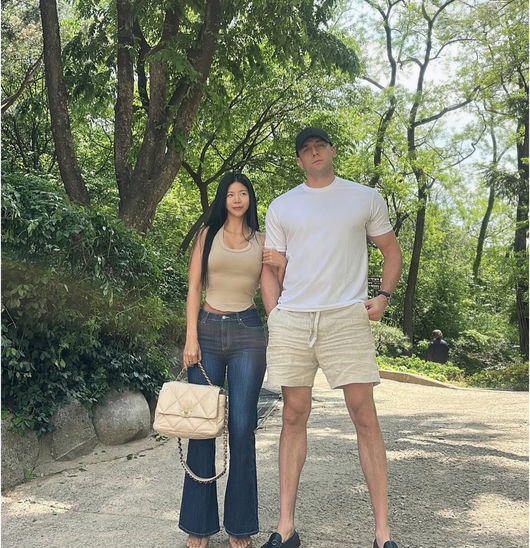 ♥If you stand next to the Jullien River, you're like a cute Jay and a model couple...I'm amazed. 