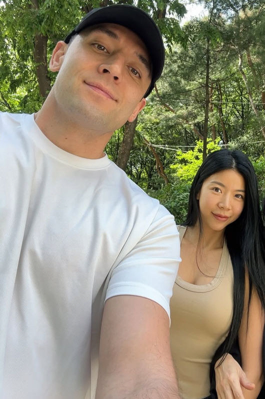 ♥If you stand next to the Jullien River, you're like a cute Jay and a model couple...I'm amazed. 