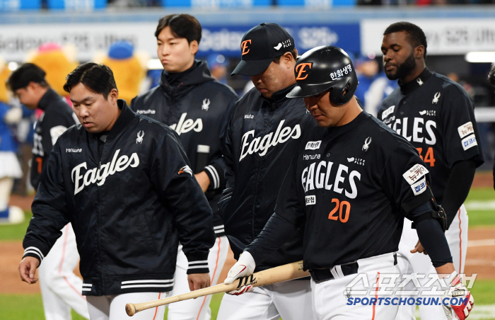Lee Beom-ho → Geumdong Bodhisattva → 9 consecutive wins in the new stadium, I'm happy because Hanwha was sadIt's really become a hymn