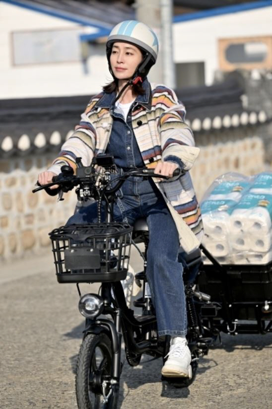 Lee Min-jung, ♥ There was a reason why Lee Byung-hun fell in love...Innocent even with a helmet (Gaojung)