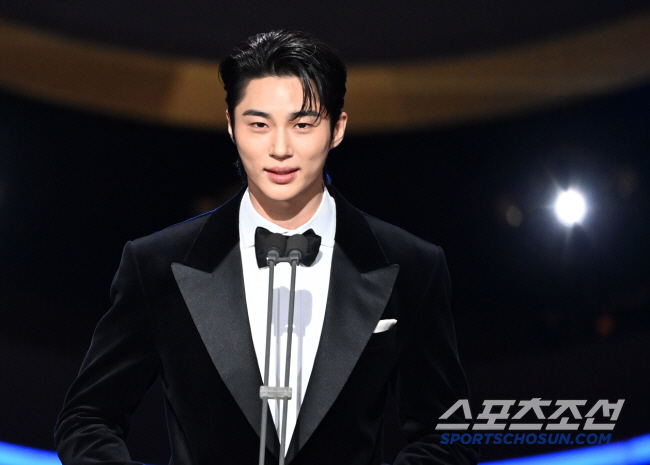 Byeon Wooseok’s Agency Warns Against Manager Impersonation Scams