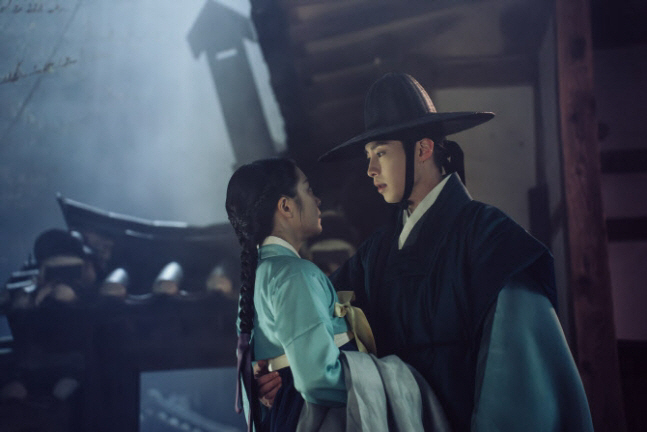  Foreign media also praised...SBS's return home Yook Sung-jae and Kim Ji-yeon's fantasy box office sprint