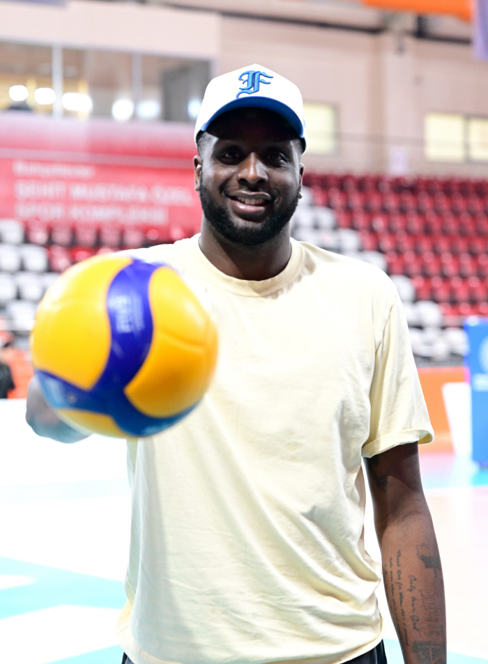 Powerful. Head coach Lee Dong-sung's praise... Next, V-League, Canada's big guns' new challenge