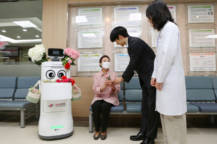 The robot is carrying carnations...Practicing warm love at Hallim University Sacred Heart Hospital leading digital healthcare