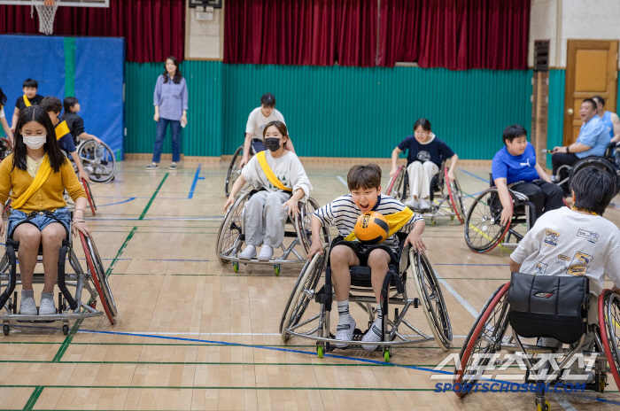 Seoullim Partner Coway Blue Wheels, Changhyun Elementary School Children's Day Wheelchair Basketball Experience Classes Explode Popularity