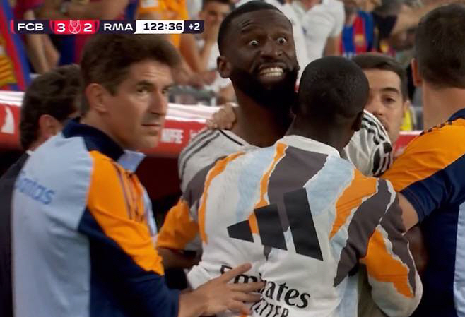 Throwing things at the referee → Leaving after swearing with glaring eyes is a problem, a shocking return to the EPL? My old team wants me back in