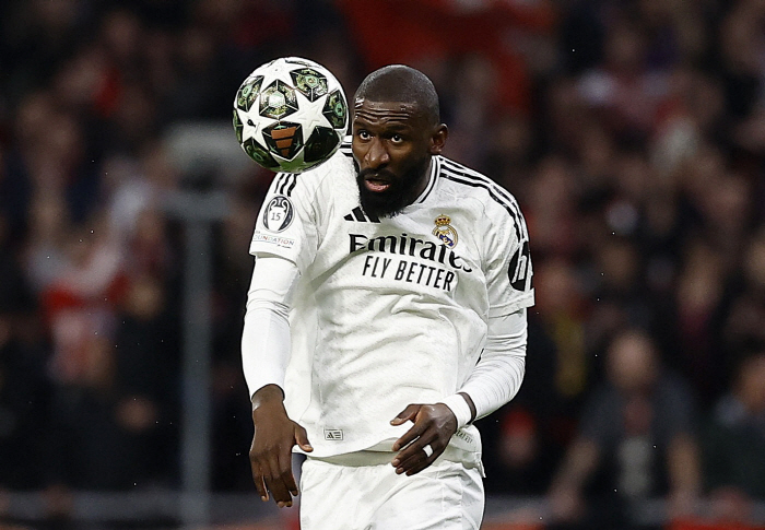 Throwing things at the referee → Leaving after swearing with glaring eyes is a problem, a shocking return to the EPL? My old team wants me back in