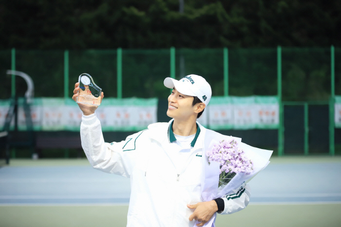Actor Choi Woong wins third place in the national tennis competition..  For the first time as a celebrity