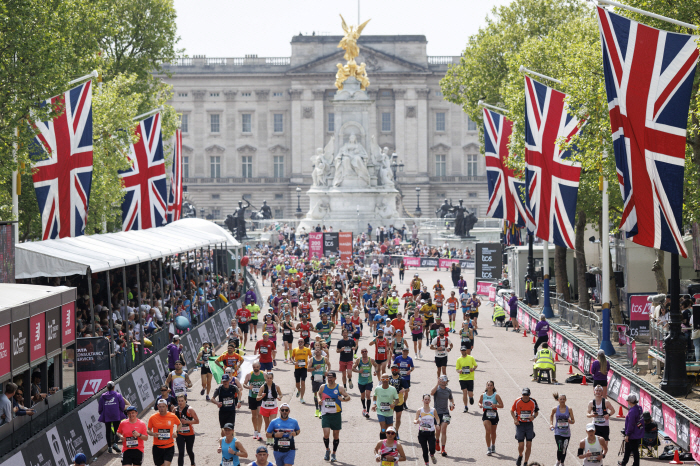 Are you a bikini? Track and field star who blew the whistle on London Marathon dress debate...Should I run in training clothes in this weather? How to improve the perception of gender discrimination