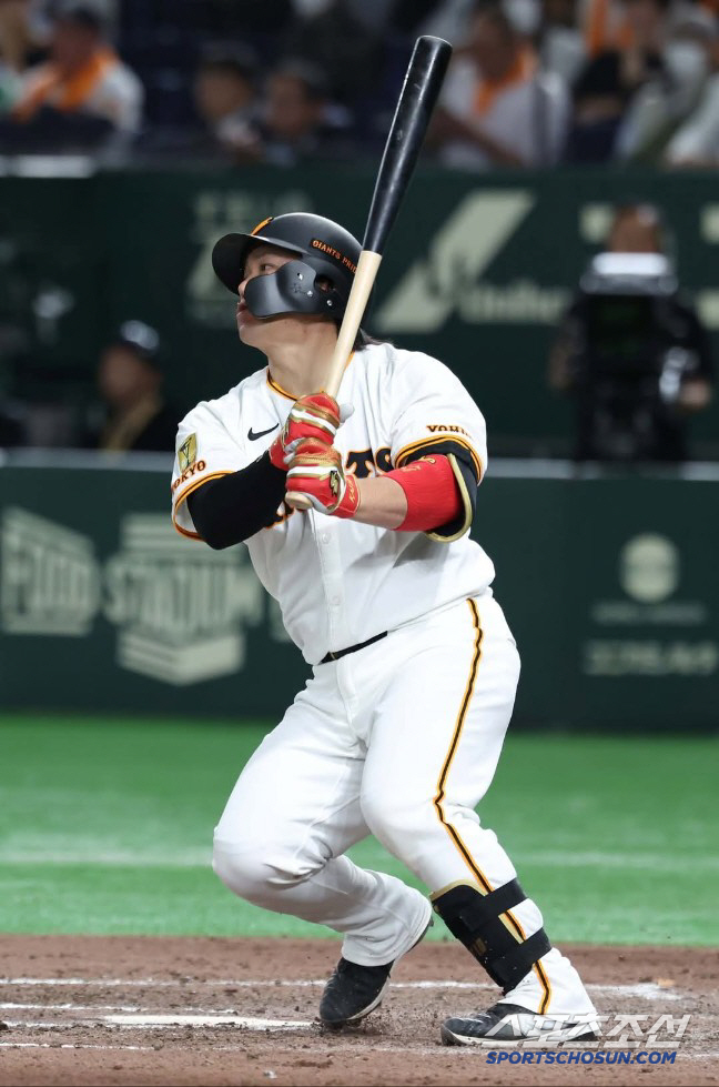 A career batting average of 0.223 defensive catcher → Since his transfer, he is a 0.300-centered hitter, and I wonder what kind of change has happened to his former team manager 