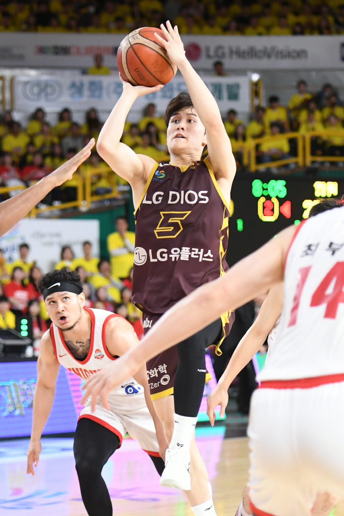  We have one win left! LG's new history of winning for the first time in a row. SK 80-63 complete defeat. Yang Jun-seok's domination of the game. overwhelmed SK