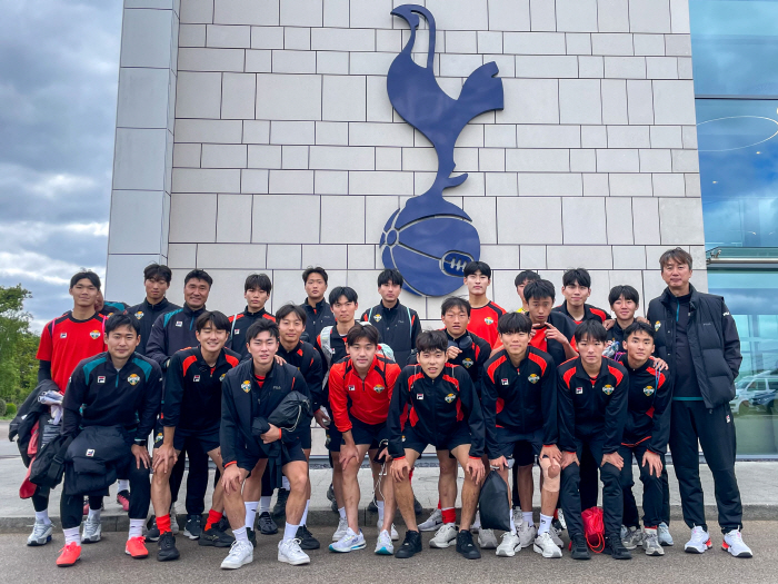 The class of EPL seniors is different. Minhyuk paid for it!Gangwon FC U18 rookie meets Yang Min-hyuk during Tottenham training
