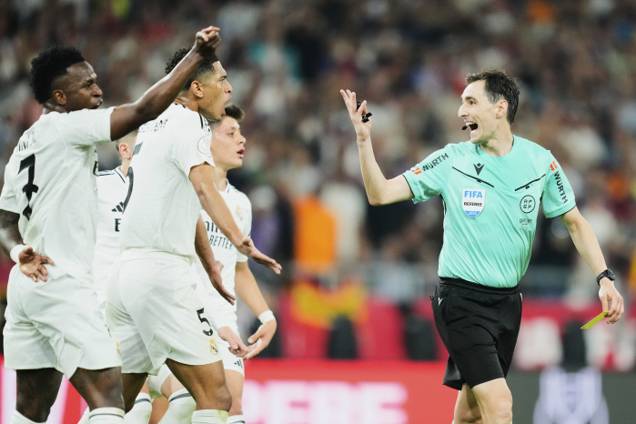 Hey, Real Madrid, ahead of El Clasico, who's going to win the league, and again, the referee has always ruled against us, the Warsaw fan