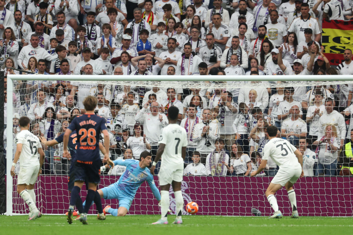 Hey, Real Madrid, ahead of El Clasico, who's going to win the league, and again, the referee has always ruled against us, the Warsaw fan