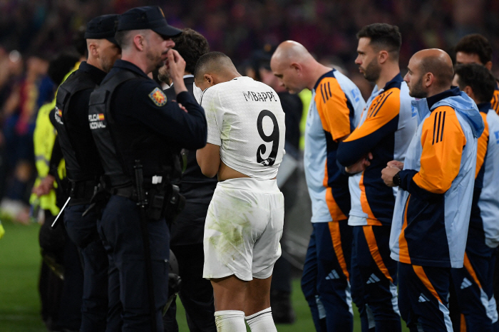 Hey, Real Madrid, ahead of El Clasico, who's going to win the league, and again, the referee has always ruled against us, the Warsaw fan
