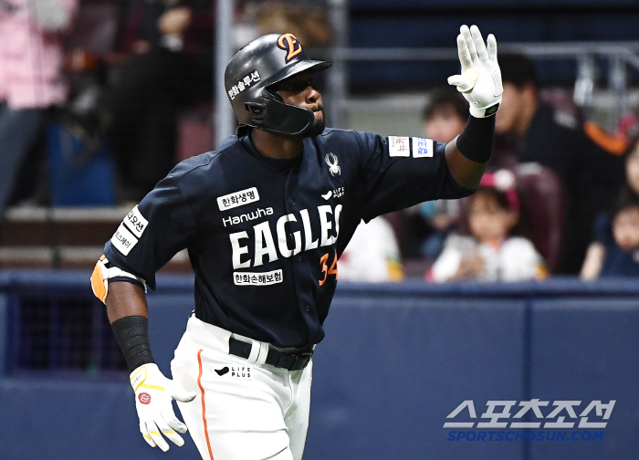 It was a difficult game, but... The focus of the 9th inning with 2 outs is crazy! Hanwha stands tall as the main character of the first consecutive victory march in 26 years → Gocheok Dankon