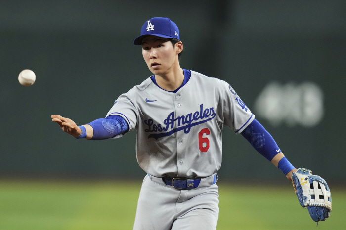 It's a ball on the second pitch, but it's 2S. The broadcasting team is also absurd and Kim Hye-sung's three strikeouts and unfair smile, but the first 100 miles of ball came out