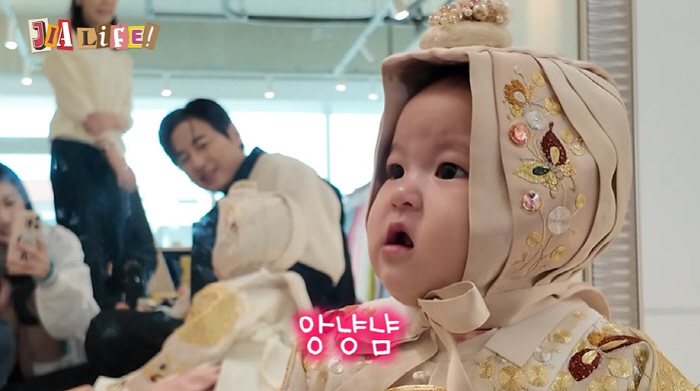 Lee Ji-hoon ♥ Aya-ne, you said you would have your daughter's first birthday party at a five-star hotel, and I thought Hanbok was a splendid doll. (Jia Life)