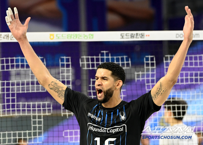 Leo, Russell, Villena Silva and Victoria re-sign 5 players. Team 9 will decide on the new foreigner on the 9th