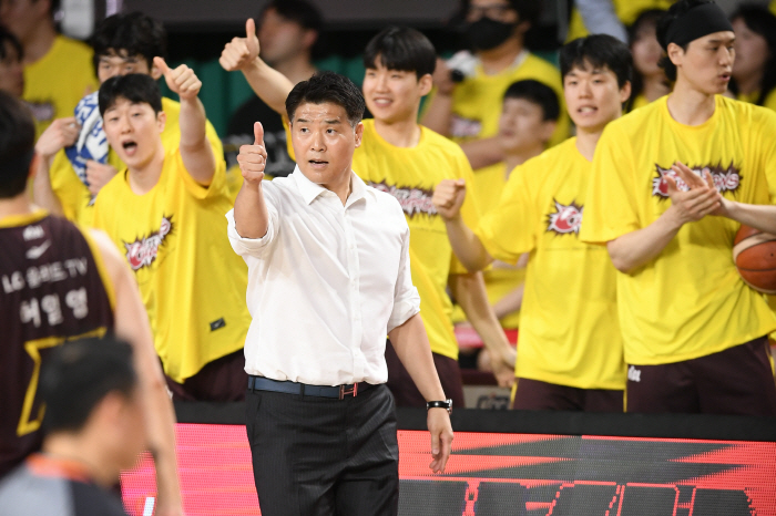 It's a shame that LG coach Cho Sang-hyun was allowed to attack quickly, but the players' will was quite good