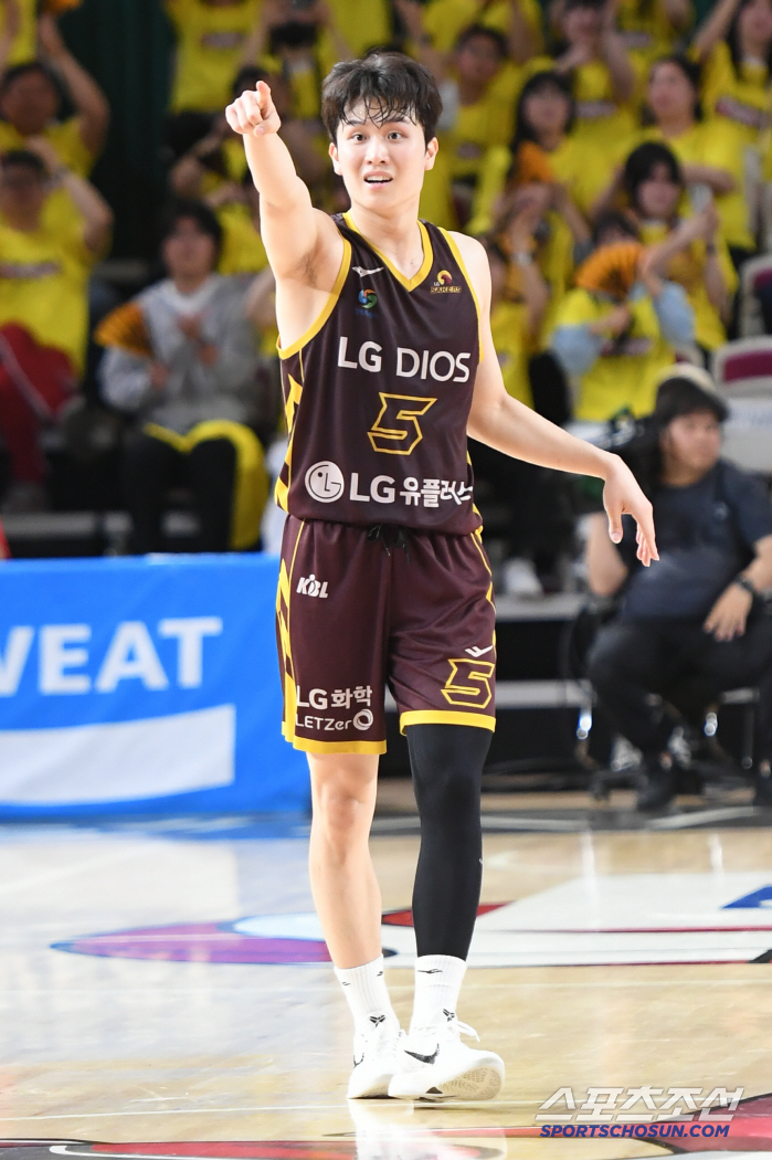  LG Yang Joon-seok's rapid growth. Deep 3 in the first half, I thought it would go in. All Focus on Team Defense
