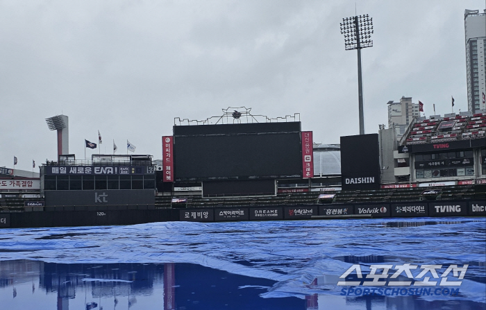 Suwon, which has been thinning, increasing, and continuing to rain. Is it a doubleheader tomorrow against Lotte KT? 