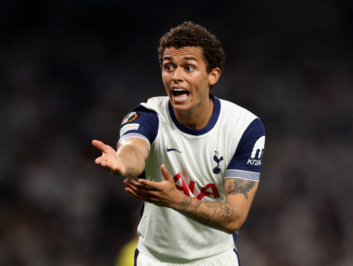 The worst Tottenham player in history I've ever seen is not wrong. The endless ups and downs will be reduced to 100 billion won, but the anger of fans is all time