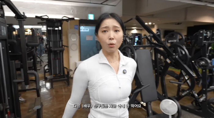 46-year-old Oh Yoon-ah, 170cm and 52kg, but her legs look bigger due to the thickening of her discontent