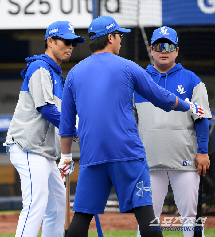 Before joining the Lionesses, Rakuten's private tutoring from the first day on his forehead 