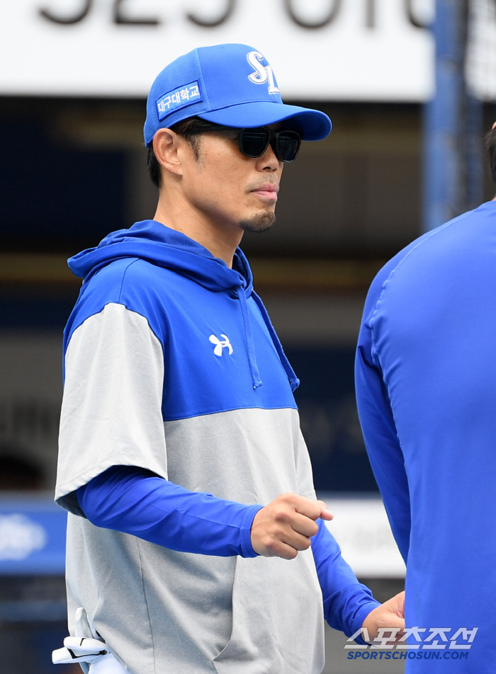 Before joining the Lionesses, Rakuten's private tutoring from the first day on his forehead 