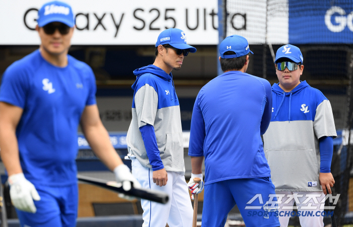 Before joining the Lionesses, Rakuten's private tutoring from the first day on his forehead 