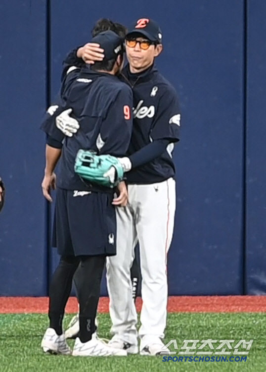 Forget the mistakes, fatal baserunning mistake. Encouragement from coach Kim Jae-gul who hugged Lee Sang-hyuk. 