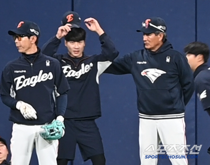 Forget the mistakes, fatal baserunning mistake. Encouragement from coach Kim Jae-gul who hugged Lee Sang-hyuk. 