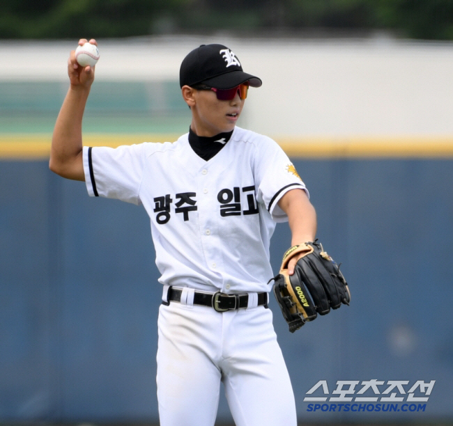 I asked the professional scout if I could really be the second Otani to go to the U.S. after receiving a gasp sound