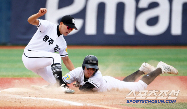 I asked the professional scout if I could really be the second Otani to go to the U.S. after receiving a gasp sound