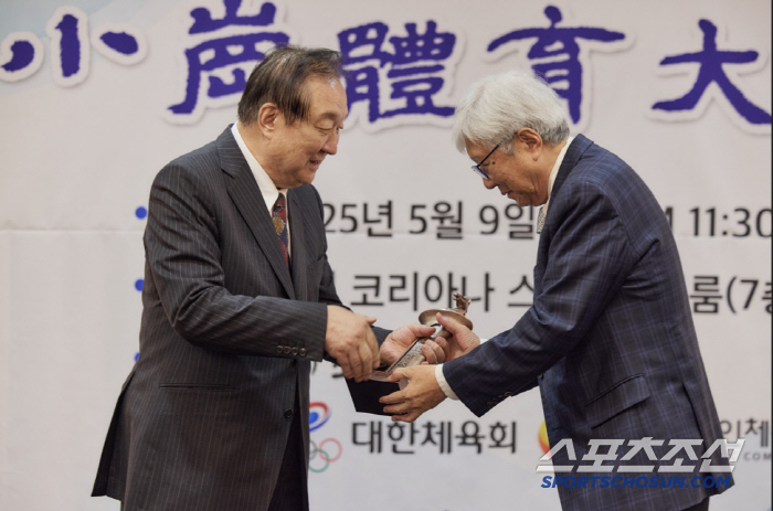 Lee In-jeong, chairman of the Mountaineering Federation, honoured at the Sogang Sports Awards for the development of sports until the end of his life, 741 dreamers and Taein Scholarship Kidari uncle for 36 years