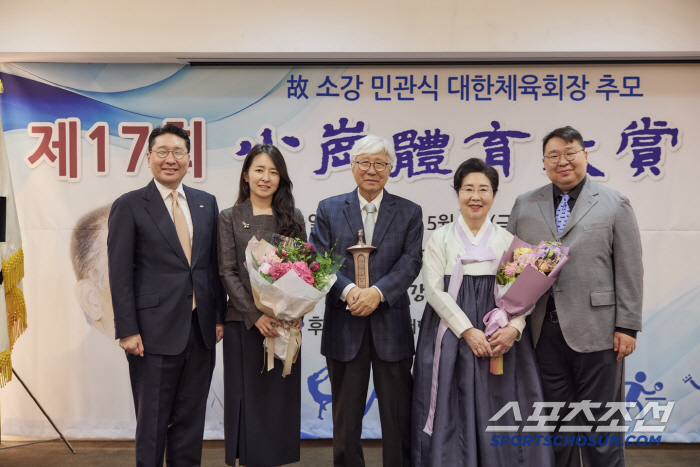 Lee In-jeong, chairman of the Mountaineering Federation, honoured at the Sogang Sports Awards for the development of sports until the end of his life, 741 dreamers and Taein Scholarship Kidari uncle for 36 years