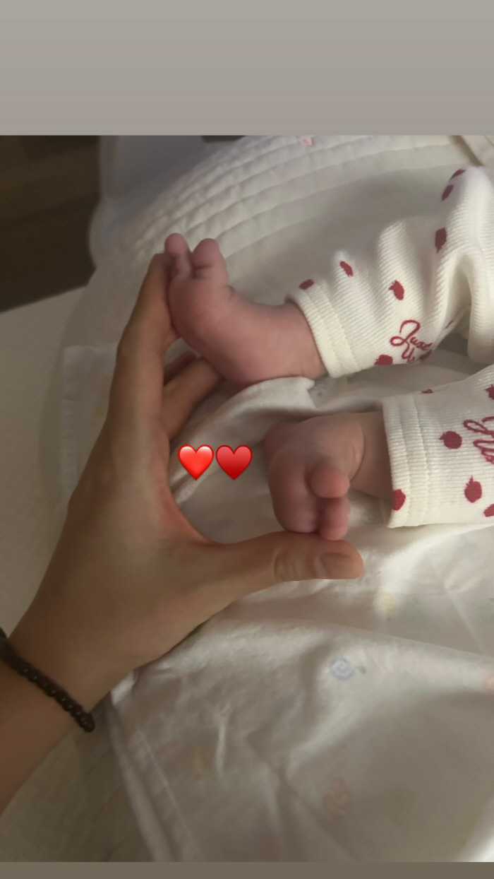 Lee Kyu-hyuk ♥ Son Dam-bi, I can already see her face on the 30th. Baby angel in her mother's arms