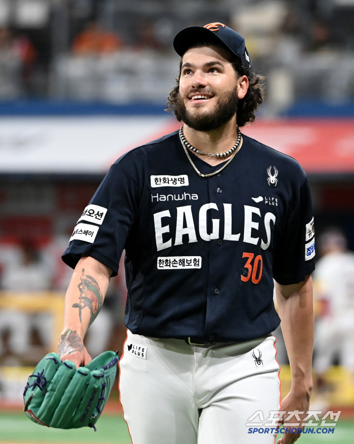Ponce, good job, 11 consecutive wins for the first time in 33 years, and 5 eagles' hugs poured into the ace who won 6 innings of 9K 1 run (Goguk site)