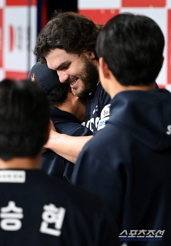 Ponce, good job, 11 consecutive wins for the first time in 33 years, and 5 eagles' hugs poured into the ace who won 6 innings of 9K 1 run (Goguk site)