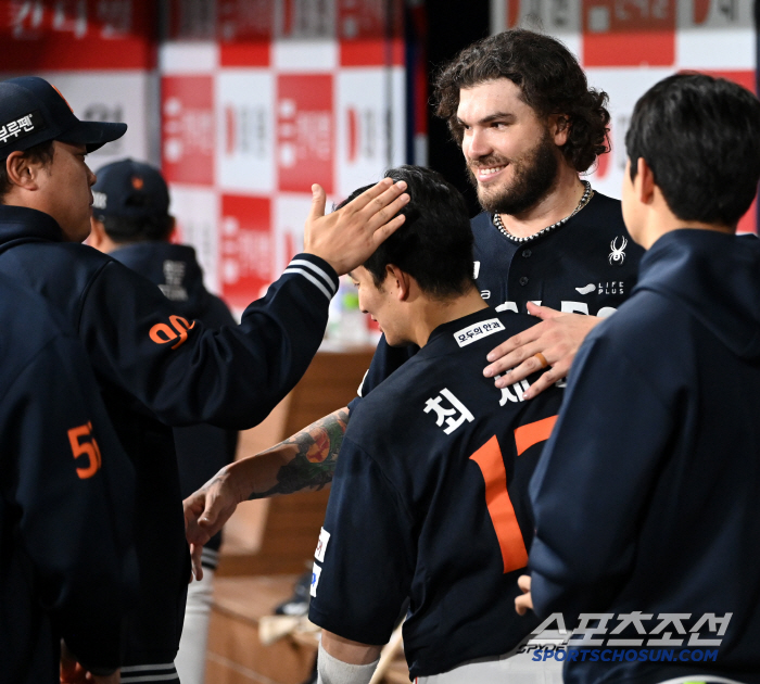 Ponce, good job, 11 consecutive wins for the first time in 33 years, and 5 eagles' hugs poured into the ace who won 6 innings of 9K 1 run (Goguk site)