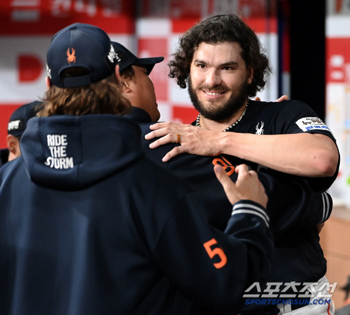 Ponce, good job, 11 consecutive wins for the first time in 33 years, and 5 eagles' hugs poured into the ace who won 6 innings of 9K 1 run (Goguk site)