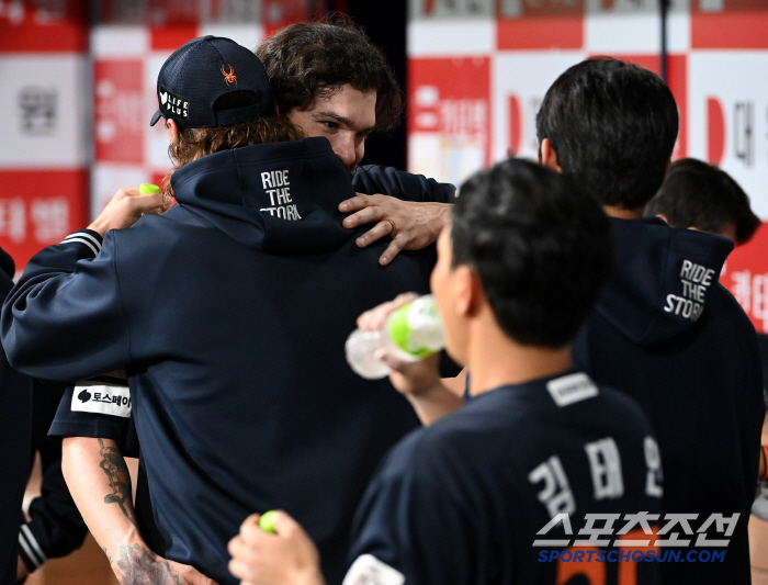 Ponce, good job, 11 consecutive wins for the first time in 33 years, and 5 eagles' hugs poured into the ace who won 6 innings of 9K 1 run (Goguk site)
