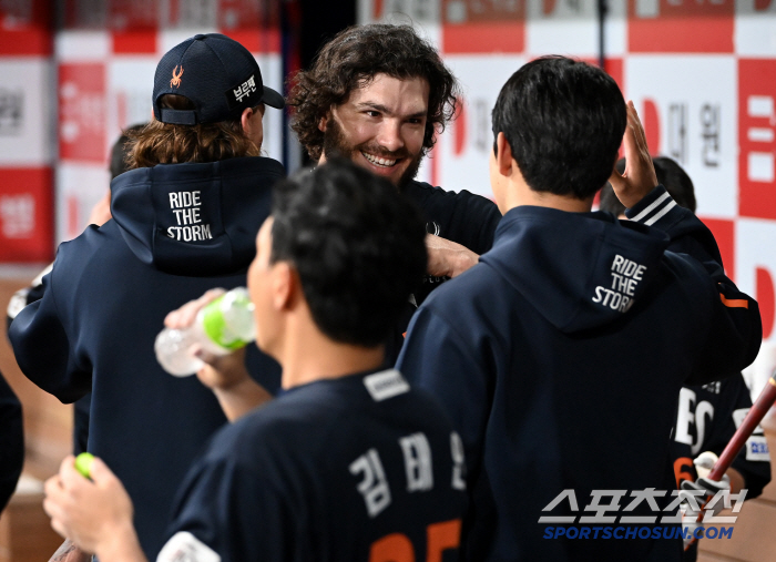 Ponce, good job, 11 consecutive wins for the first time in 33 years, and 5 eagles' hugs poured into the ace who won 6 innings of 9K 1 run (Goguk site)