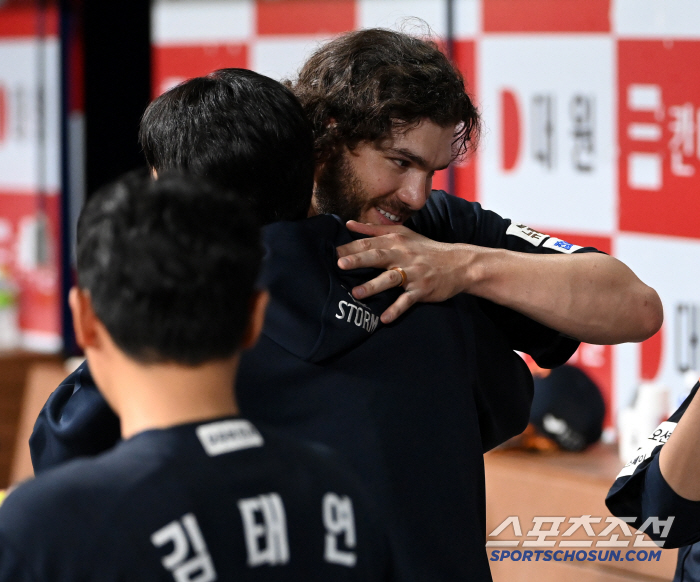 Ponce, good job, 11 consecutive wins for the first time in 33 years, and 5 eagles' hugs poured into the ace who won 6 innings of 9K 1 run (Goguk site)